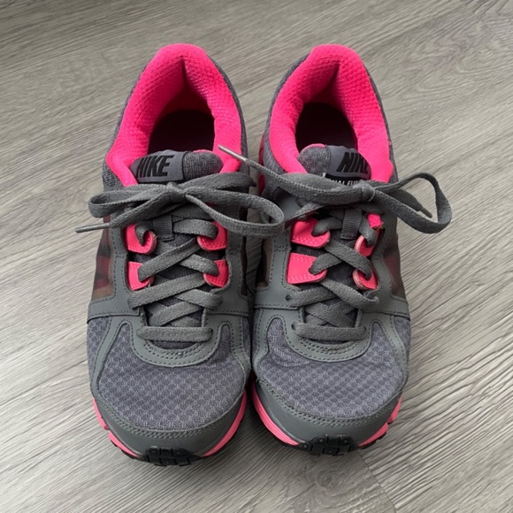 Nike Women's Dual Fusion ST2 Sneakers, Gray/Hot Pink Size 7 - Picture 5 of 16